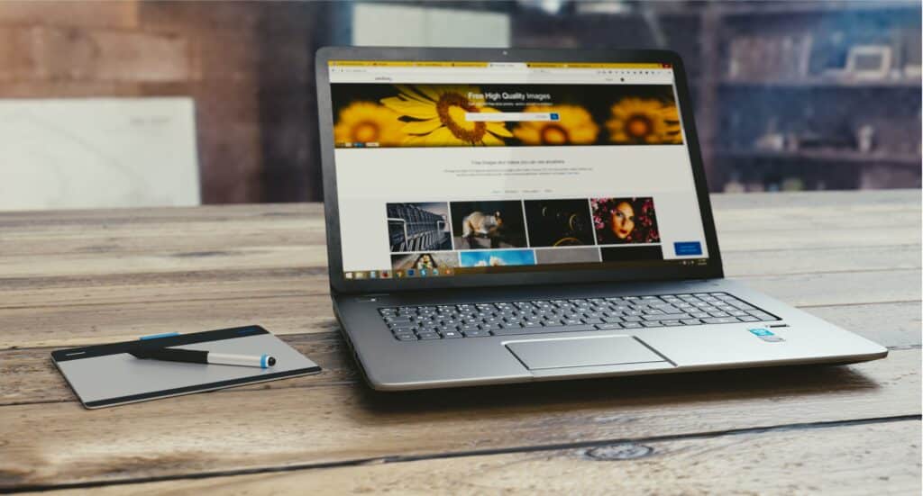Notebook con diseño web de flores e imágenes diferentes.