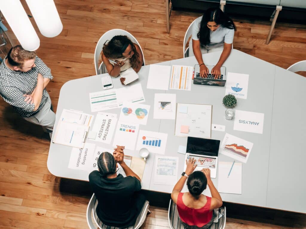Un grupo de personas reunidas en un estudio, planificando estrategias de contenido